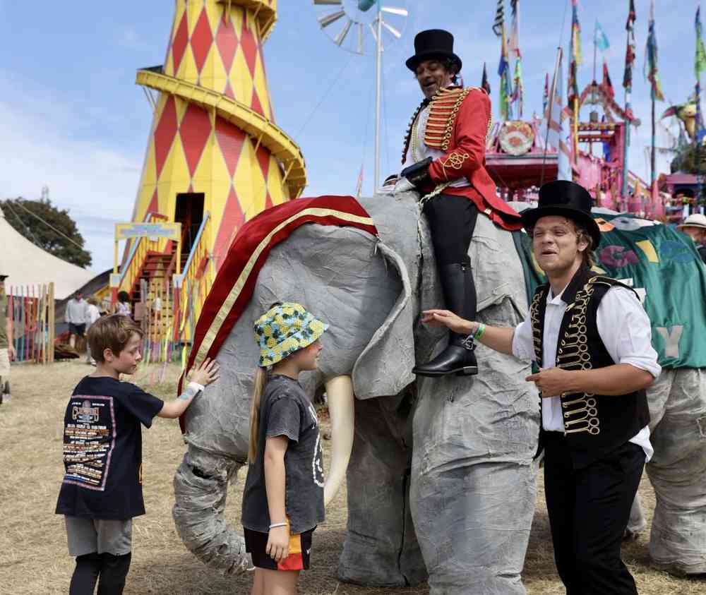 Glastonbury Festival的一大特色:不僅有音樂,還有舞蹈、戲劇、馬戲等多元藝術表演,此類規劃顯示出主辦單位對觀眾體驗的重視,從細節處彰顯活動的專業與品質。
